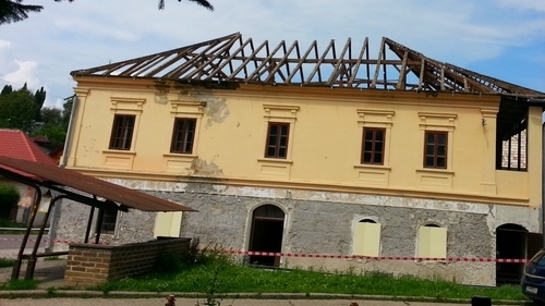 Vyhne - strecha pred rekonštrukciou
